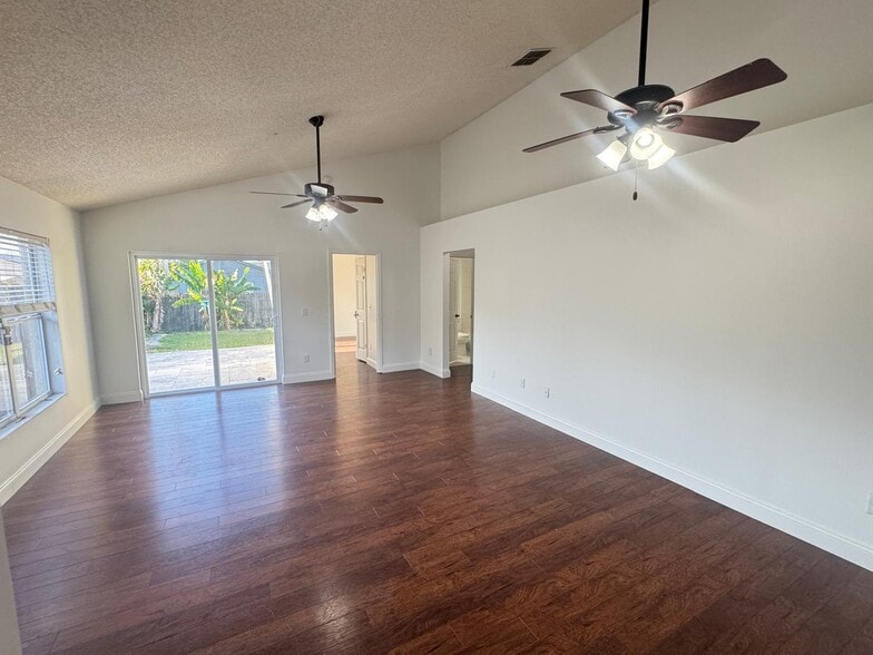 Building Photo - 10313 Crystal Point Dr