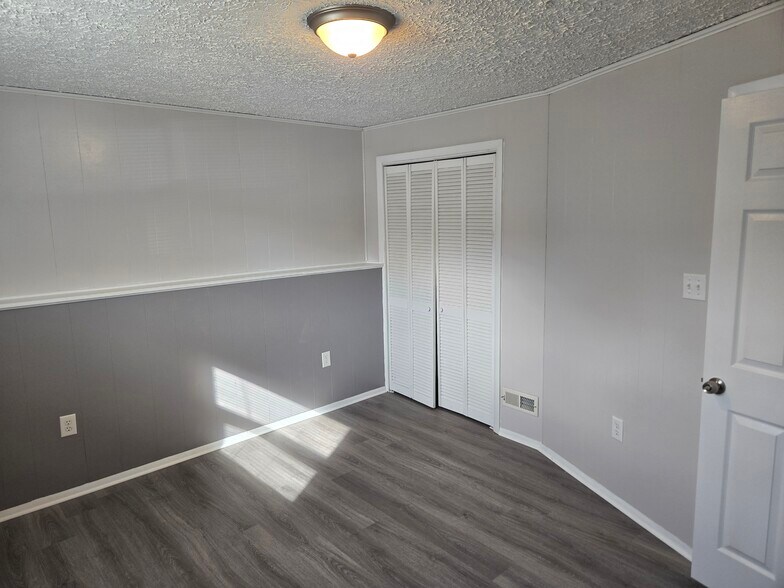 Building Photo - 554 Logan St