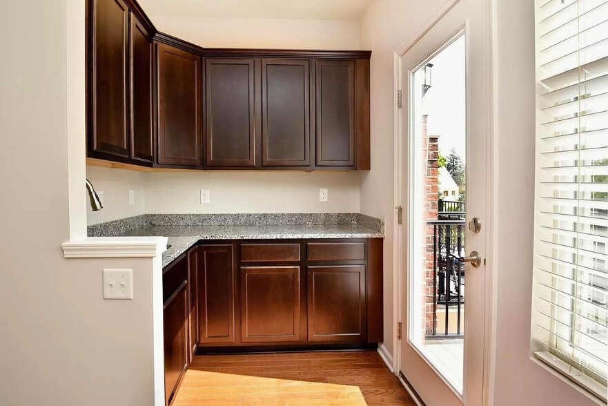 Building Photo - 863 Barclay Cir