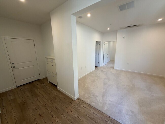 Building Photo - Bright and Spacious 5BD/3BA Condo in Desirable Boulevards Dublin Community!