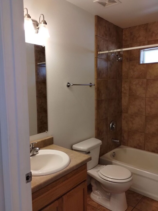 Building Photo - Little Apt.  2 bed, 1 bath and 2 car priva...