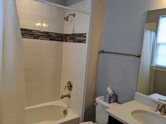 Building Photo - 5437 Valentia St