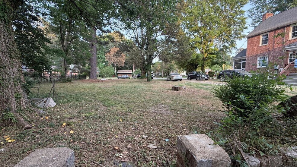 Building Photo - 335 Claremont St