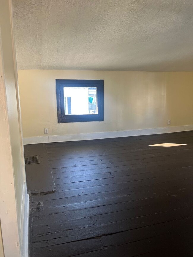 Building Photo - 3 bedroom house