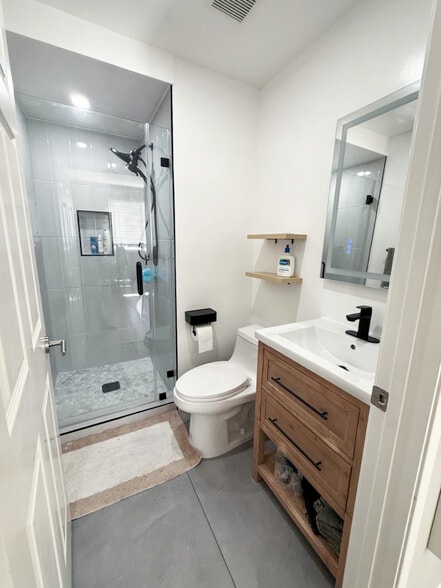 Building Photo - 5051 Rosewood Ave