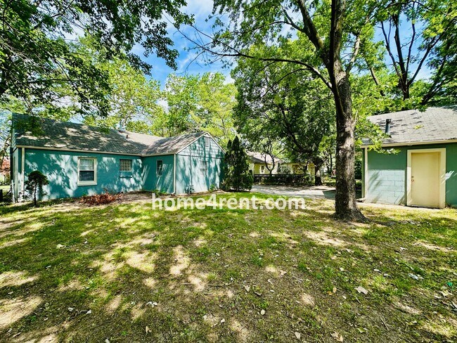 Building Photo - Adorable Ranch in Roeland Park w/ Wood Flo...