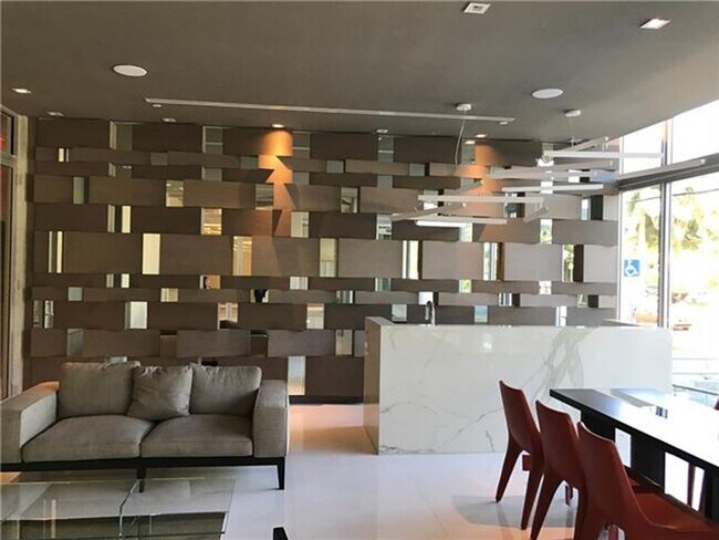 Building Photo - 9940 W Bay Harbor Dr