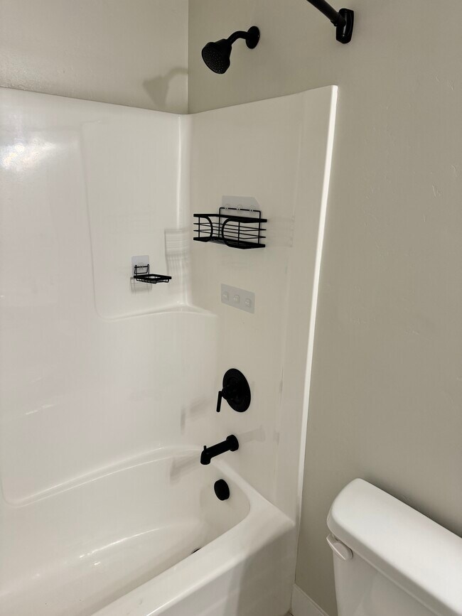 Shower - 88 S Hayata Ln