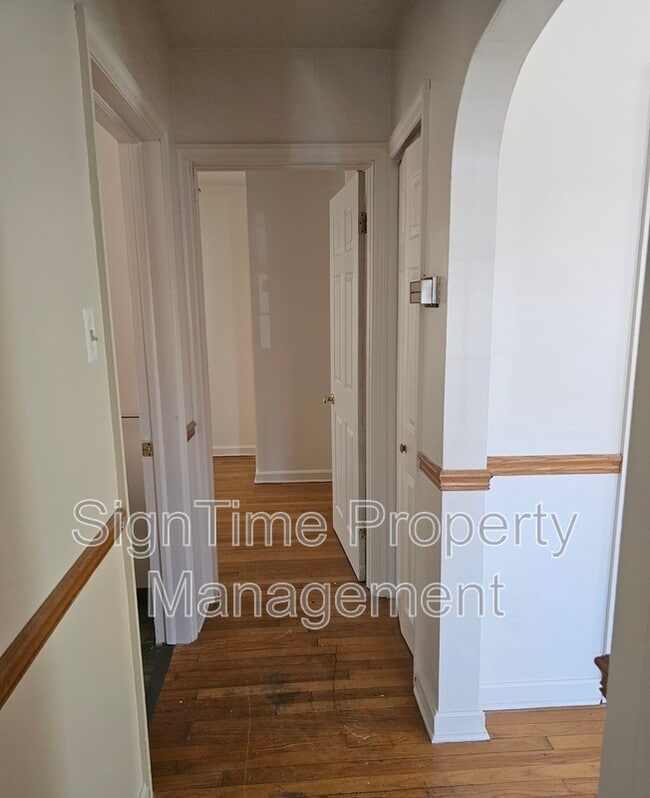 Building Photo - 10907 Lincoln Ave