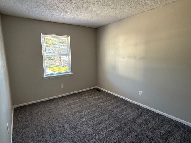 Building Photo - 3 bedroom, 1.5 bath Townhouse