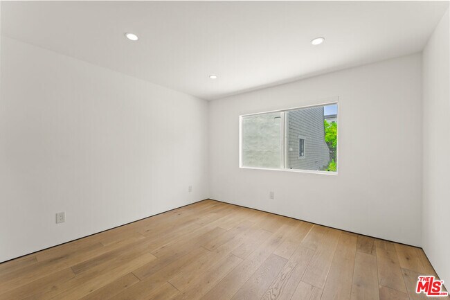 Building Photo - 13336 Maxella Ave