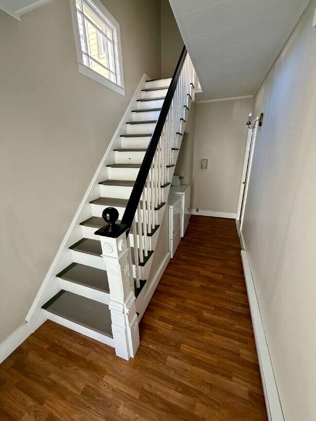 Building Photo - Bright 3-Bedroom Nashua Rental Near Downtown, Shopping, and Commuter Routes