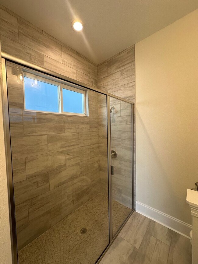 Building Photo - Gorgeous New Contsruction 3 bedroom/2 full...