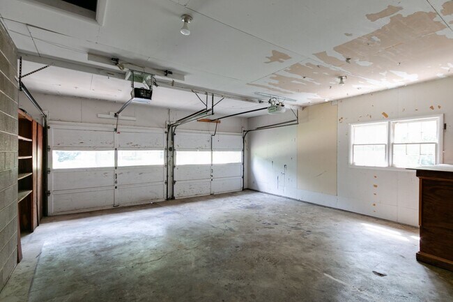 Building Photo - #6 Bedroom House with Awesome Yard Plus Ga...