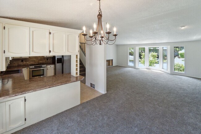 Building Photo - Beautiful Single Family Home Located In In...