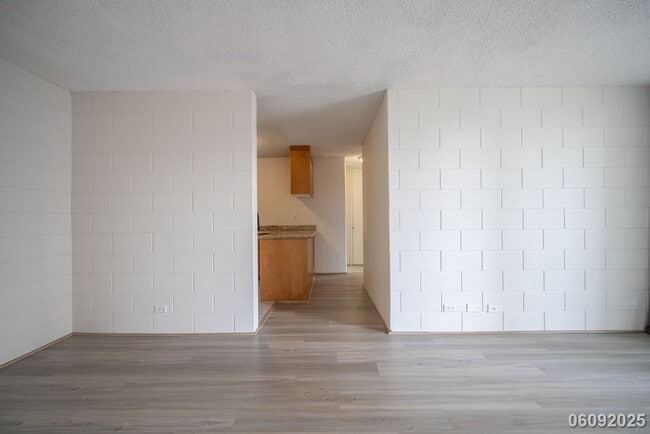 Building Photo - $2600.00 | 2BD/1BA Condo ALL UTILITIES INC...