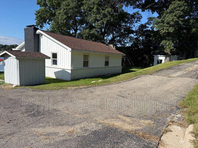 Building Photo - 12495 Oakwood Shores St