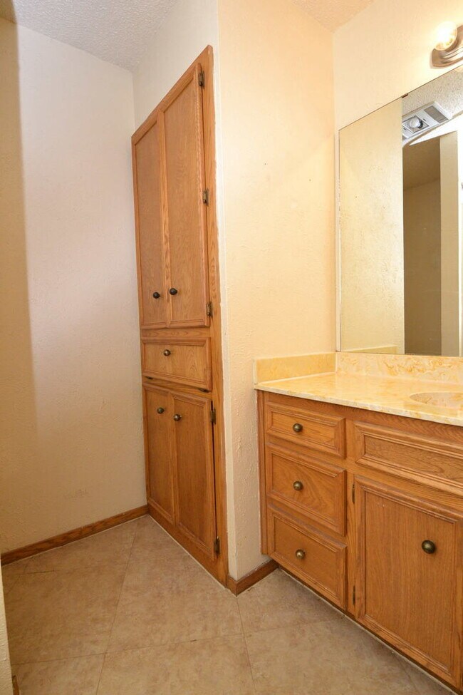 Building Photo - Large 3/2 in Great Hills w/ Treetop Views
