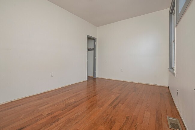 Building Photo - 76 Aldine St
