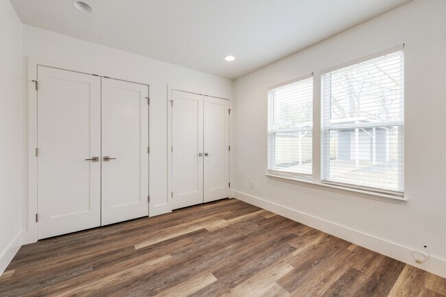 Building Photo - 2018 Remodeled 3 bed / 2 bath - wood / tile floors, fenced yard. Hyde Park / Downtown