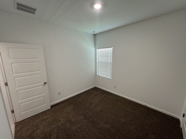 Building Photo - Charming 3 Bed, 2 Bath Home in Prime Locat...