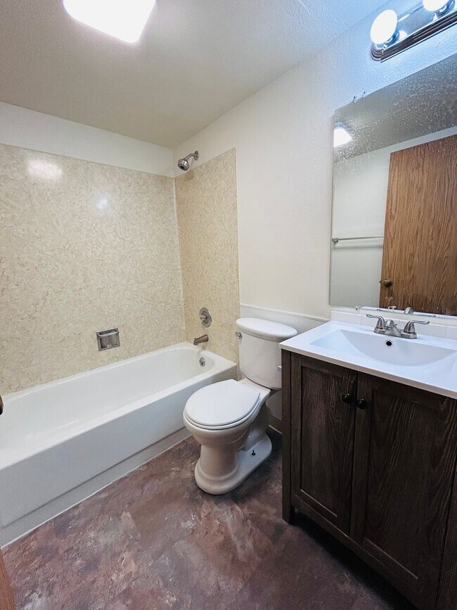 Building Photo - ***PENDING APPLICATION***Great 3 Bedroom 1.75 Bathroom Condo! Washer/Dryer Hook Ups! W/S/G Paid!