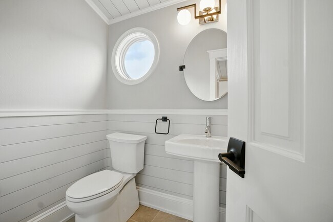 Building Photo - 100 Pinewood Rd