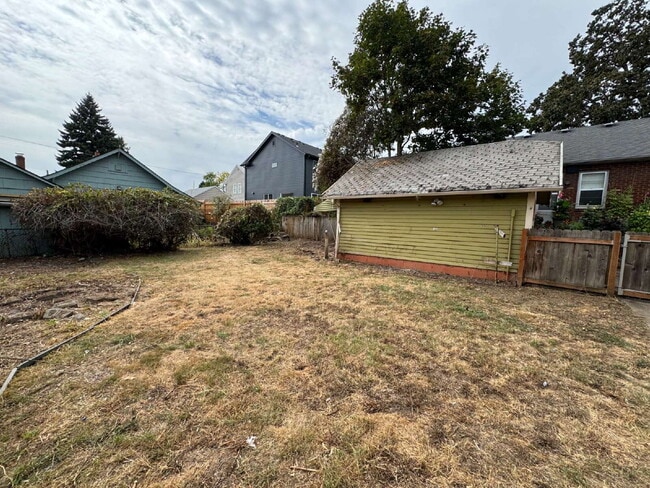 Building Photo - 3 Bedroom Home in Sellwood/Moreland.- Grea...
