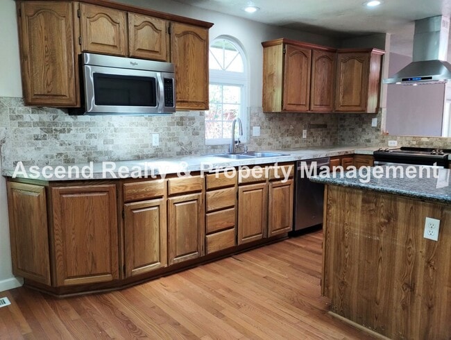 Building Photo - *Price Drop & Move In Special* One Level O...