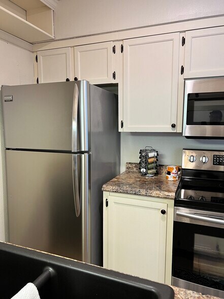 Building Photo - 819 Red Bird Ln