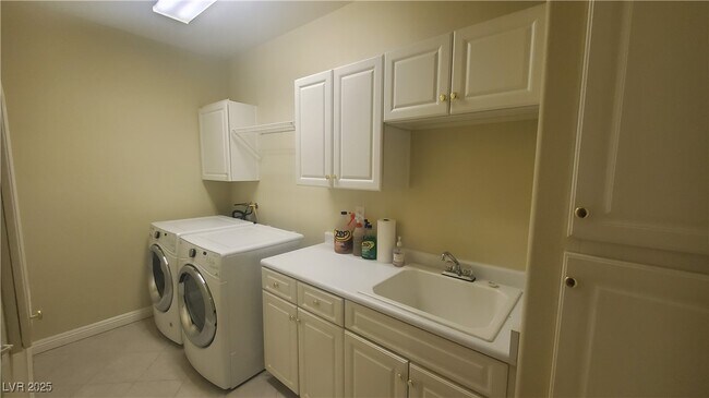 Building Photo - 2050 W Warm Springs Rd