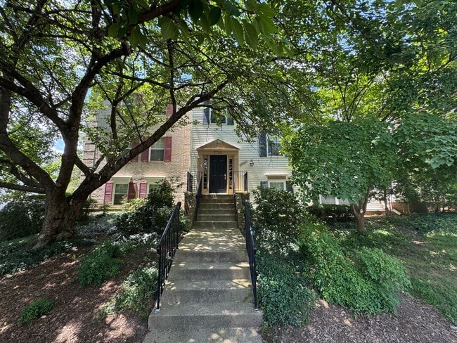 Primary Photo - Sun-filled 1 Bed 1 Bath 1st Level Condo Wi...