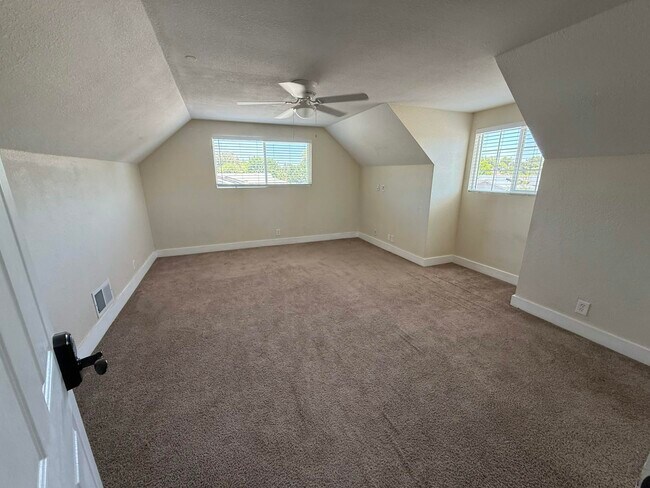 Building Photo - 409 Elsinore Dr