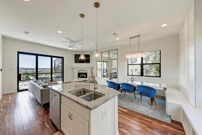 Building Photo - 13803 Lakeview Dr