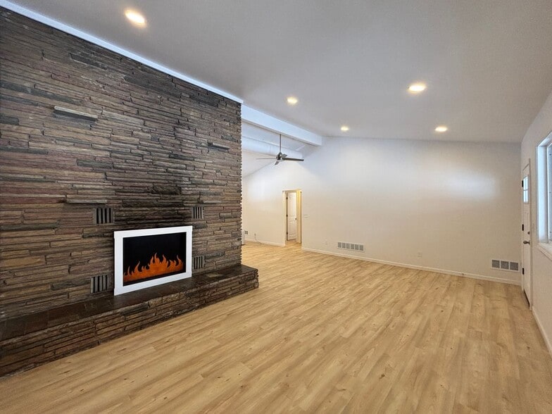 Building Photo - 35140 School St