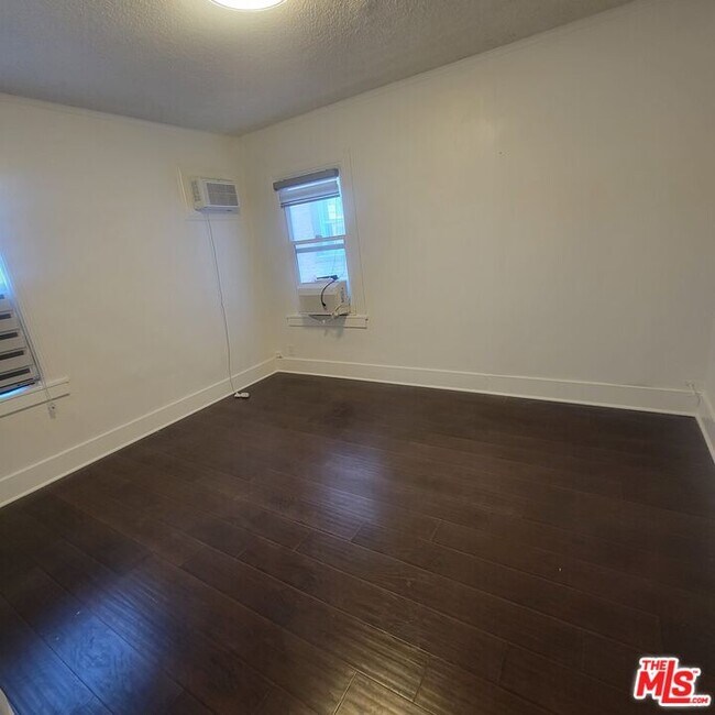 Building Photo - 150 S Kenmore Ave