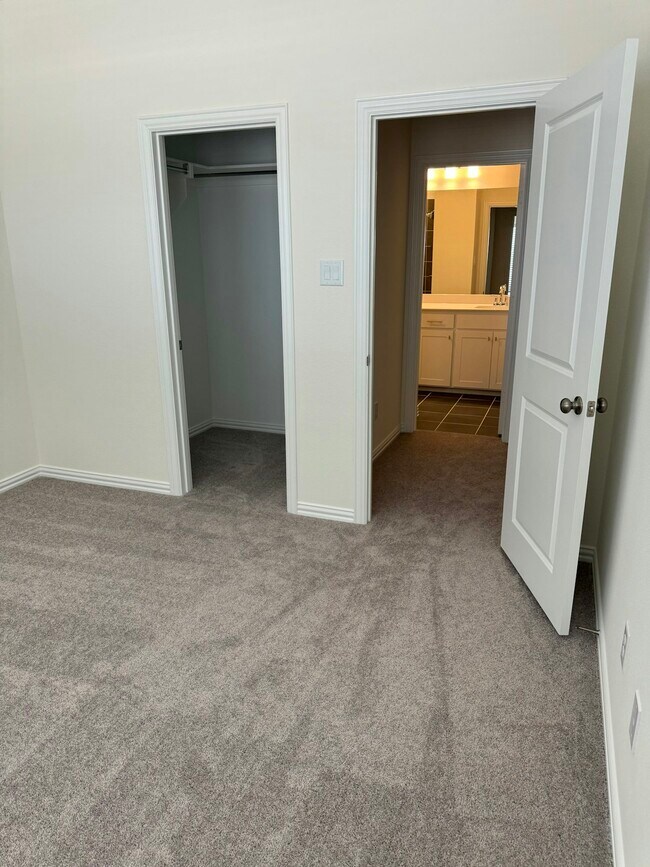 Building Photo - 2821 Jacaranda Dr