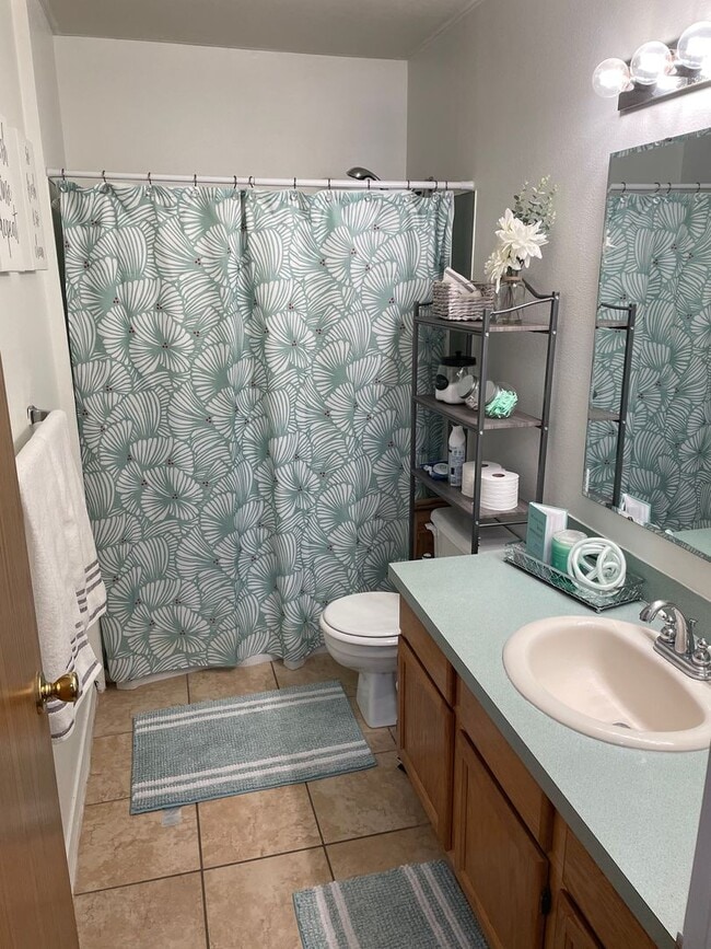 Building Photo - Southeast Boise Rental with Vaulted Ceilin...