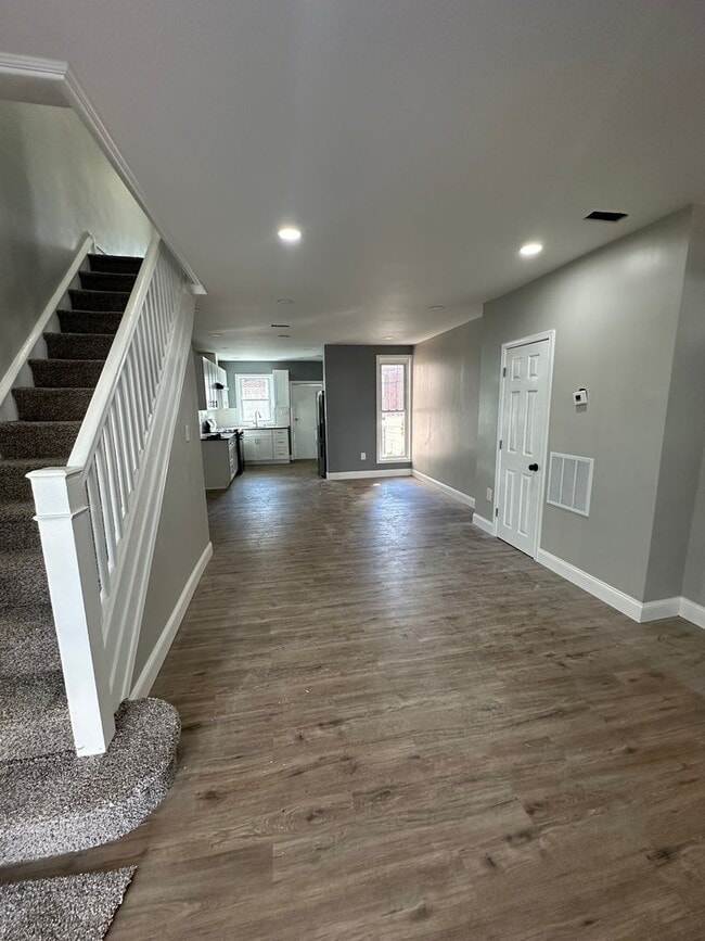Building Photo - Newly Renovated 3 Bed/1 Bath Row Home