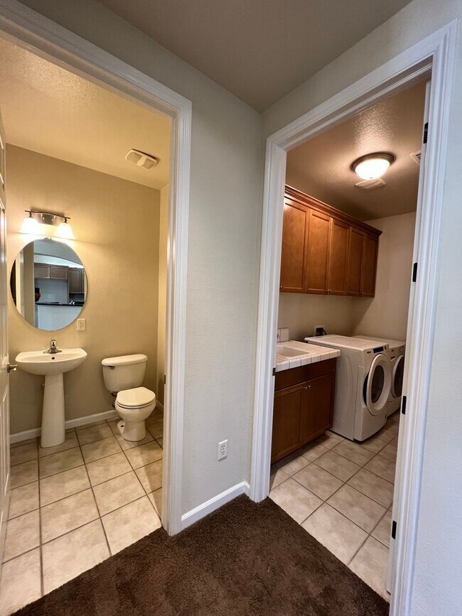 Building Photo - Beautiful 4 Bedroom Home in the Villas Gat...