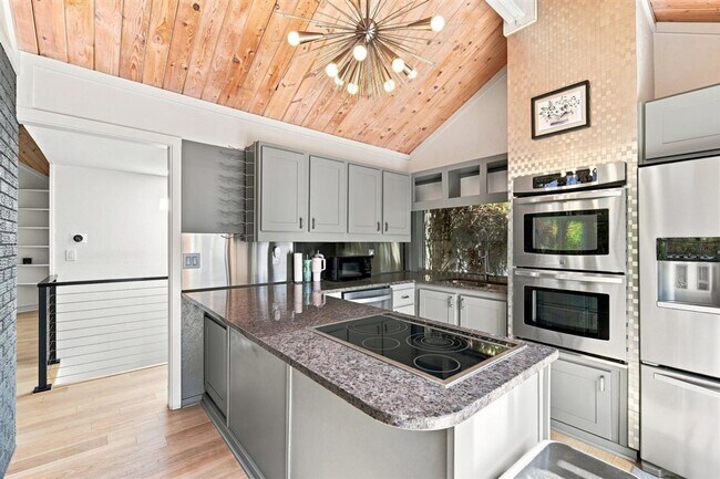Building Photo - Remodeled Mid-Century 3-Bedroom, 2.5-Bath Home in a Highly Desirable Boise Neighborhood
