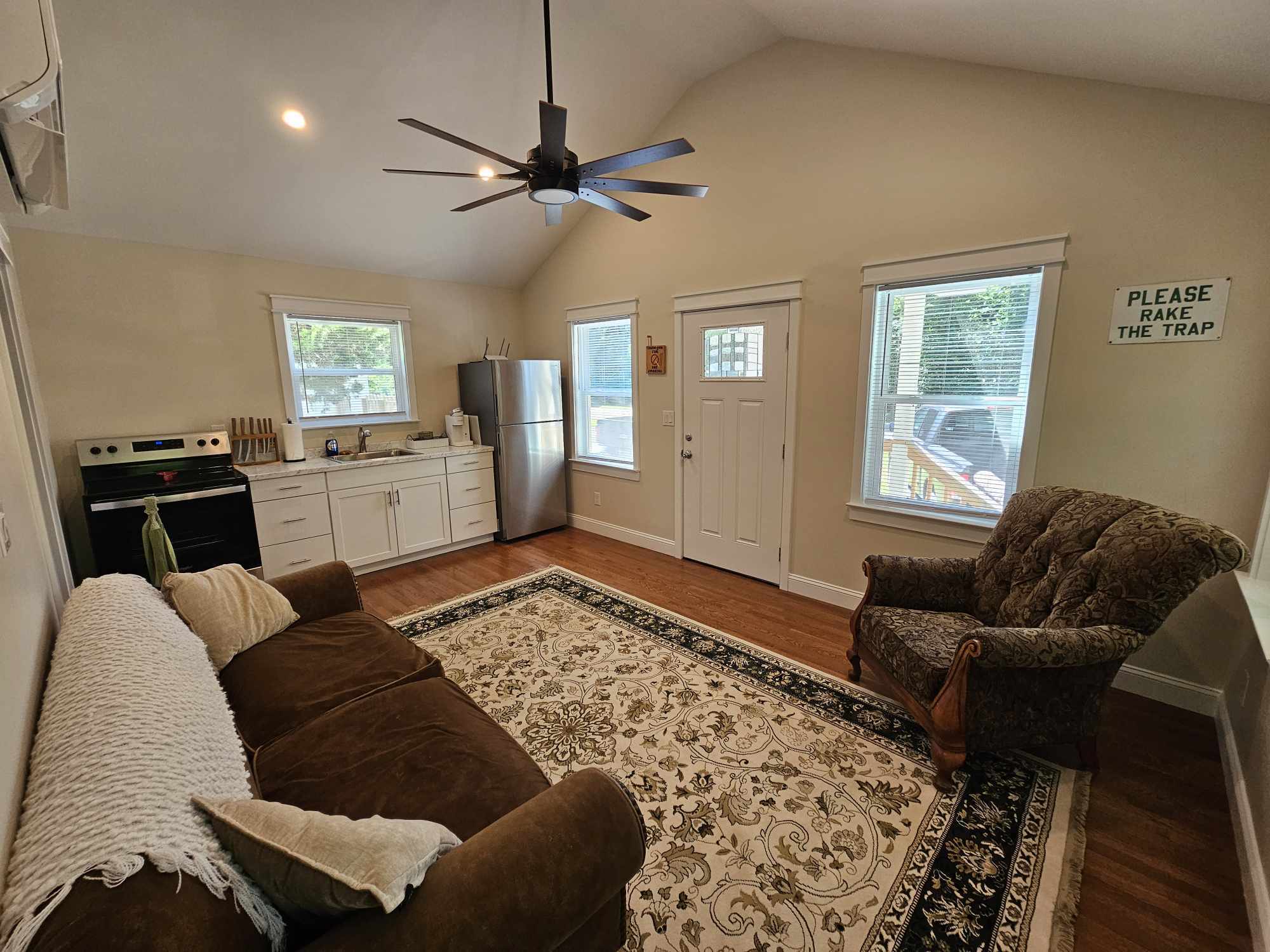 Building Photo - 1565 N May St