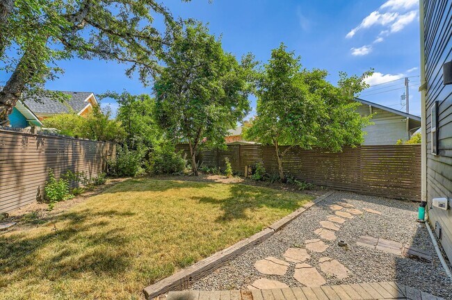 Building Photo - Amazing 3bed/1bath Fourplex with Backyard!