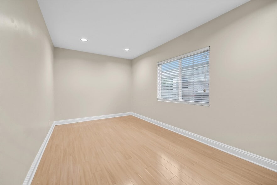Building Photo - 4421 Prospect Ave