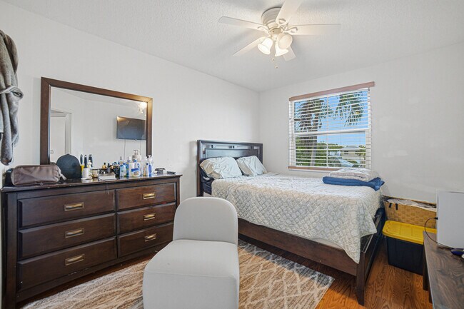 Building Photo - 6466 Buena Vista Dr