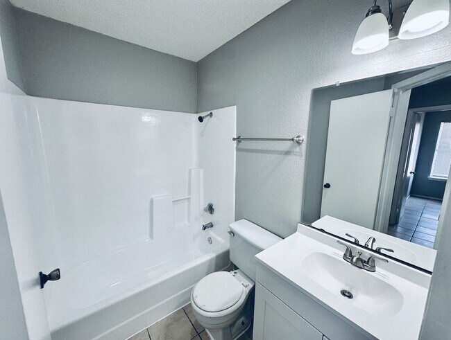 Building Photo - 5305 Woodland Oaks Ct