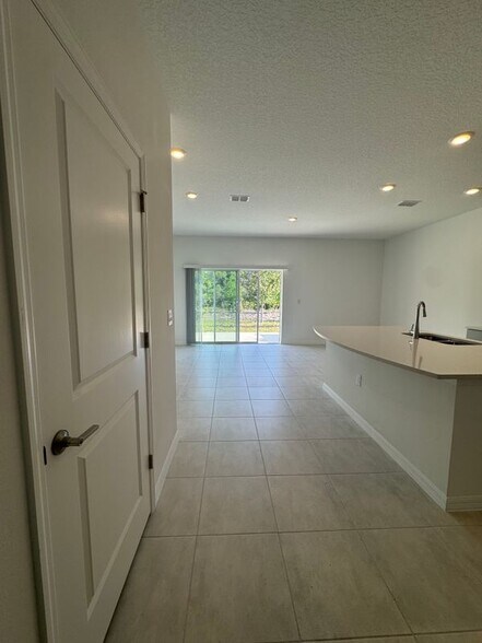 Building Photo - 2509 Penguin Blvd