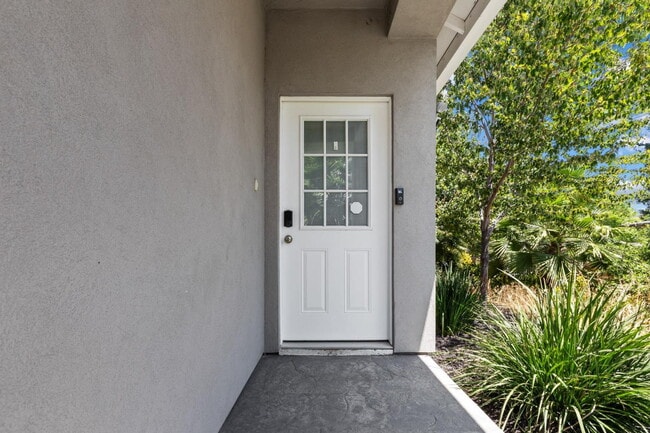 Building Photo - 5965 Hilltop Dr