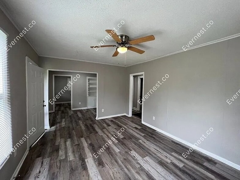 Building Photo - 1418 Division St