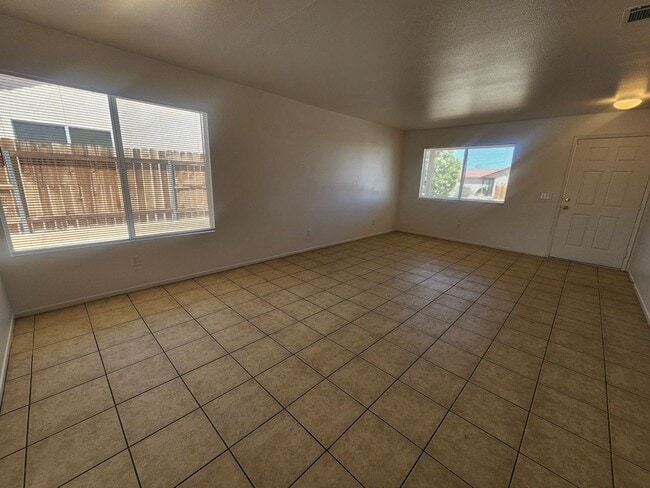 Building Photo - 3 Bedroom 2Bath- A Must See!